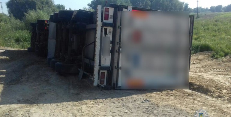 ДТП на Рівненщині: вантажівка перекинулась і наїхала на жінку